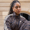 Een influencer draagt een item van de Adidas x ASOS- collectie