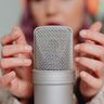 Vrouw maakt een podcast.