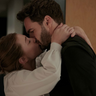 Adam en Olive uit The Love Hypothesis zoenen.